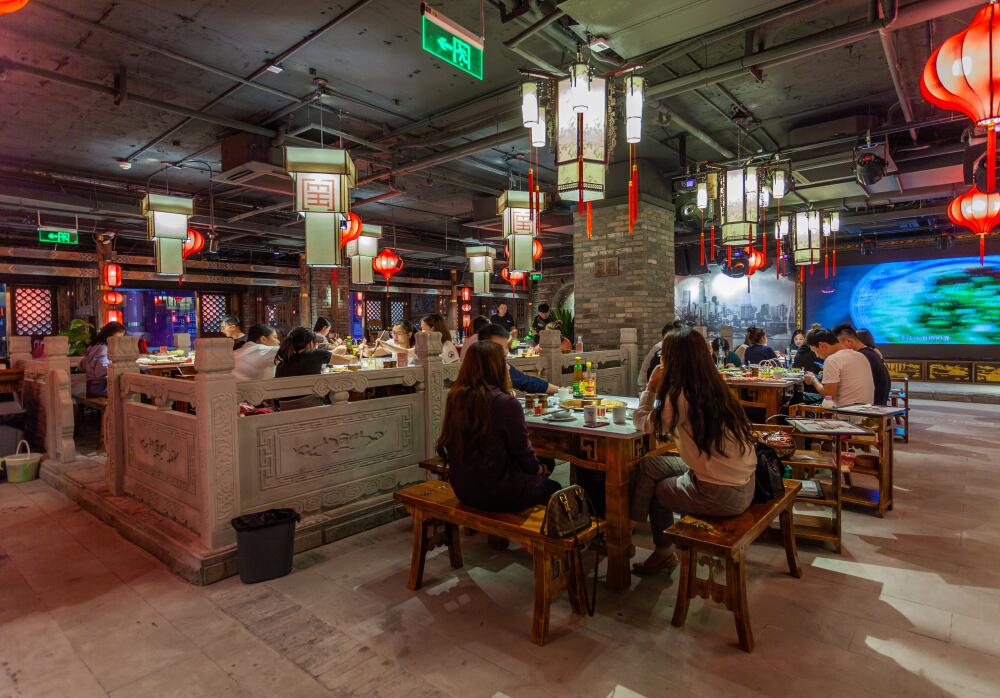 打卡網(wǎng)紅城市重慶，少不了吃一頓朝天門火鍋！