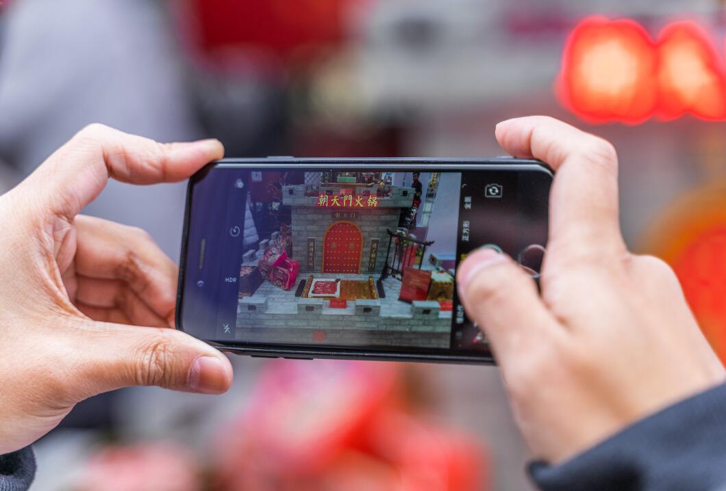 怎樣用短視頻打造網(wǎng)紅火鍋店？我?guī)湍阆肓怂恼校? /> 
</p>
<p>
	1、請吃播和美食達人來試吃
</p>
<p>
	明星擁有很高的流量，但一般的火鍋店是請不起明星的，那就可以找專門的網(wǎng)紅、吃播來試吃。讓他們分析味道、菜品、介紹特色，粉絲越高的吃播、網(wǎng)紅，其成本就越高，但帶來的效益卻十分不錯，尤其在一二線城市。
</p>
<p>
	此外，從短視頻的播放量來分析，以優(yōu)惠、價格為主題的短視頻往往能博得高流量，如“花XXX元吃到九盤菜”、“XXX元吃到十二盤肉食材”，就算不提火鍋店的名字，其播放量就可達百萬，主打高性價比的，市井火鍋在這方面相當吃香。
</p>
<p>
	2、餐廳內(nèi)拍段子
</p>
<p>
	有趣的劇情人們都愛看，很多火鍋店專門成立了短視頻小組，招編劇、攝影師、演員（部分火鍋店是員工自己當演員），讓他們在門店表演，增加門店的曝光量，其內(nèi)容包含反轉(zhuǎn)、搞笑、情感、鄉(xiāng)村。不知名的火鍋店如果內(nèi)容做得好，一個視頻也有機會獲得幾十萬的播放量。因此企業(yè)在招人時，編劇十分重要，要找對平臺內(nèi)容推送有了解、研究的人來做。
</p>
<p>
	3、廚師長分享實用技巧
</p>
<p>
	在2021年，諸多的美食博主憑借一手好廚藝紅遍大江南北，其實火鍋店中也可以把廚師長打造成熱門IP，讓他分享火鍋的冷知識，辟謠火鍋傳聞，不愿意露臉的廚師長也可親自上手教大家做菜、做火鍋底料，甚至是秀刀工。
</p>
<p>
	4、餐廳有美女或招兼職模特
</p>
<p>
	美女是短視頻博流量簡單、有效的手段，火鍋店可以專門招一個形象氣質(zhì)出色的女生來參與拍攝，如果不愿意長期花錢的火鍋店也可找兼職模特、演員來表演。內(nèi)容可以是火鍋店員追女生、火鍋店員搭訕、女生跳舞等等。
</p>
<p>
	肯花錢的公司來做短視頻是能夠做起來的，如果覺得成本太高，也可以將短視頻的任務專門外包給專業(yè)的短視頻公司，這就需要老板與他們好好談價錢了。以上就是朝天門火鍋的相關分享，希望對你有所幫助，如果有其他疑問，可以給我們留言，一起探討、學習！
</p>                        </div>
                    </div>
                </div>
                <div   id=