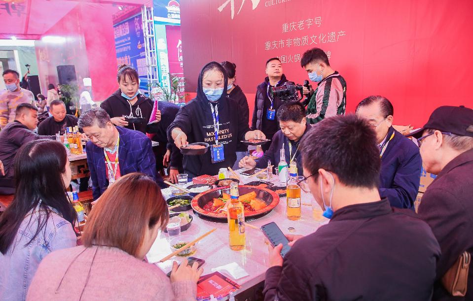 合格的餐飲服務員，到底該是怎樣的？請按這個標準！