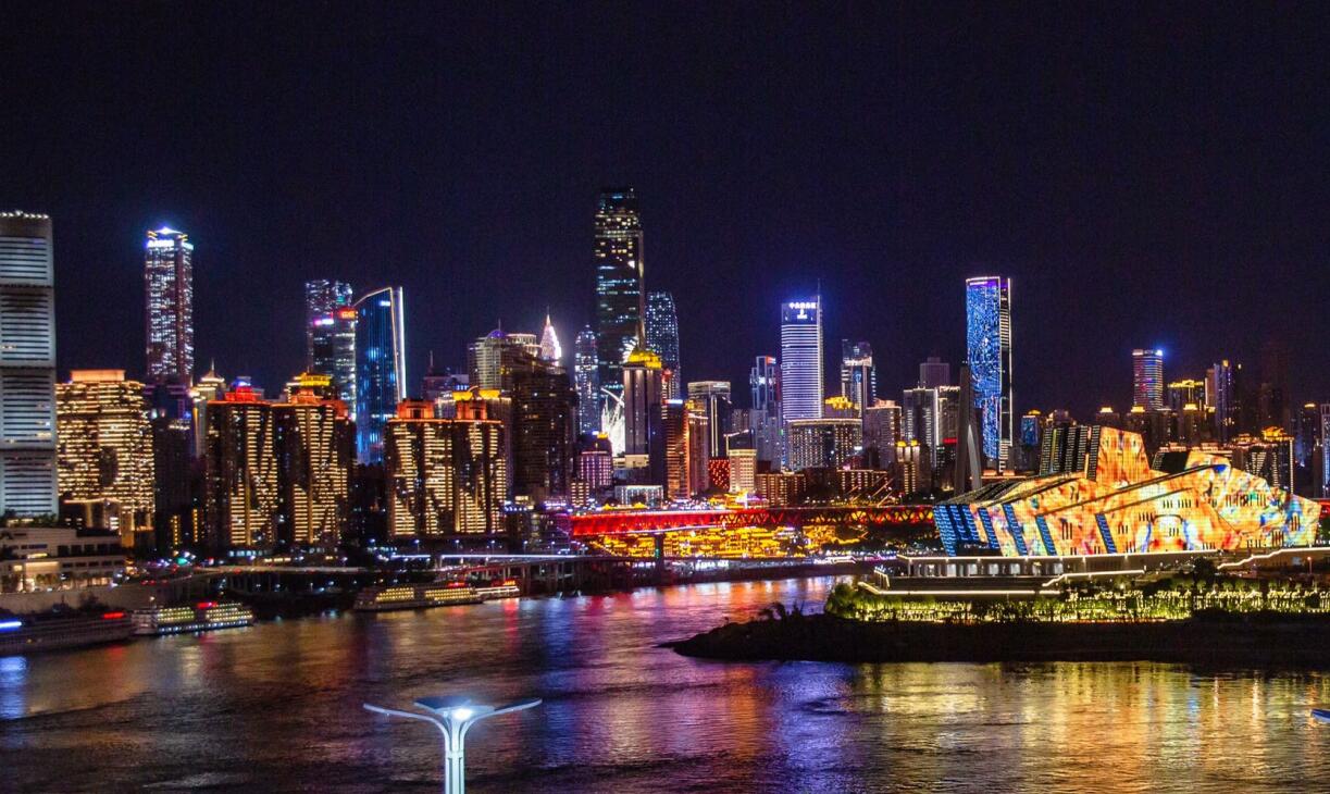 重慶土著推薦，逛八一美食街，吃重慶老火鍋！