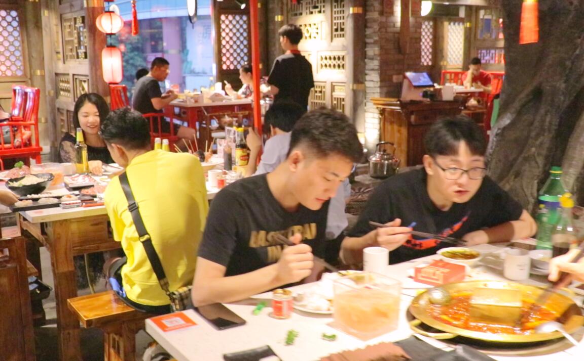 火鍋店桌椅，這么選！居然還提高了營業(yè)額？